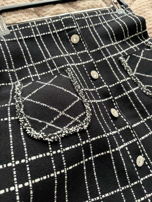 Елегантна Пола с декоративни копчета