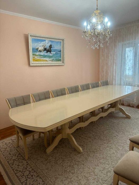 Продается стол и стулья в отличном состояний