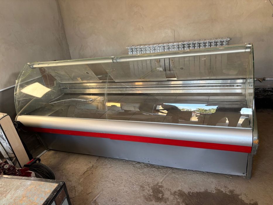 Продается витринный холодильник