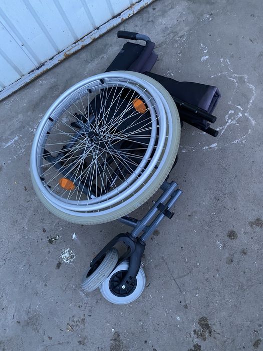 Carucior , scaun cu rotile persoane dizabilitati