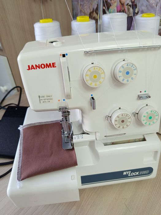 Продам оверлок janome