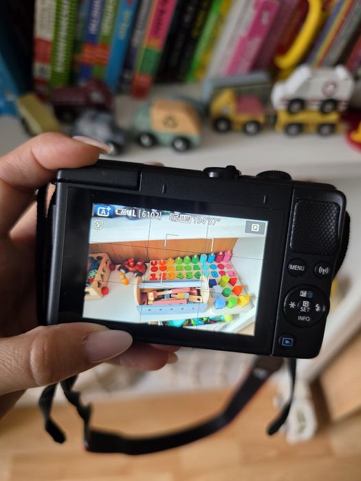 Canon EOS M100 + обектив 15–45mm + чанта