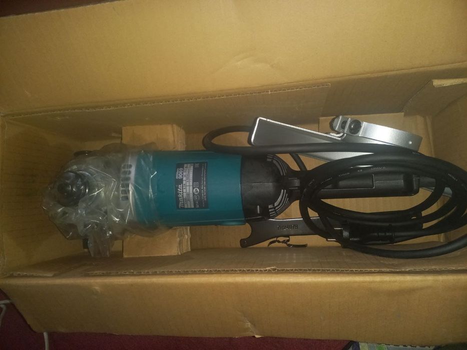 Болгарка Макита 230мм 9069