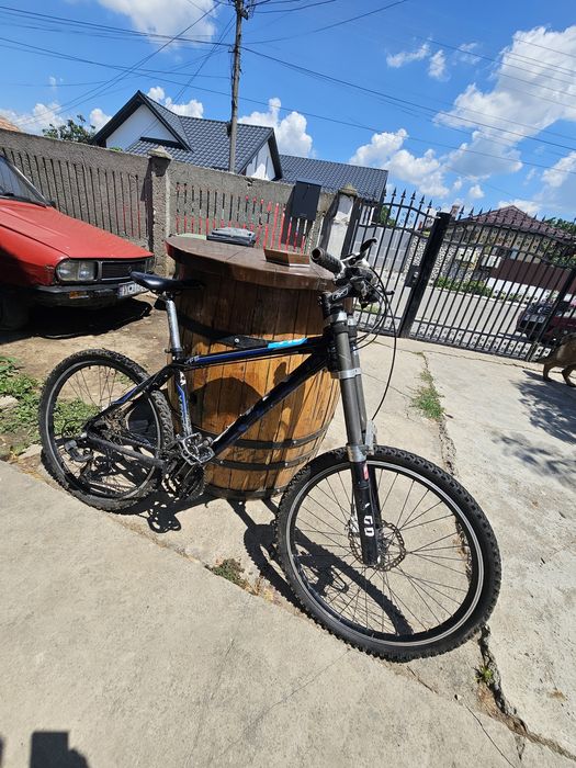 Bicicleta MTB xForce cu furca FOX, schimbătoare shimano / frane shimano