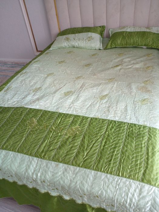 Продам недорого покрывало с наволочками