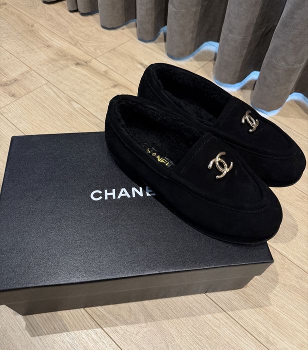 Обувки Chanel.