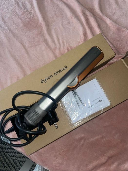 Aparat de uscat și îndreptat părul Dyson Airstrait
