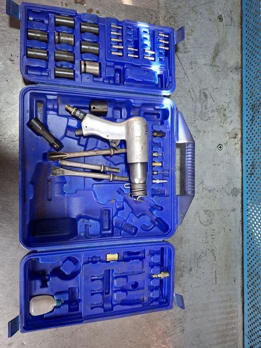 Пневмоударный молоток в кейсе.