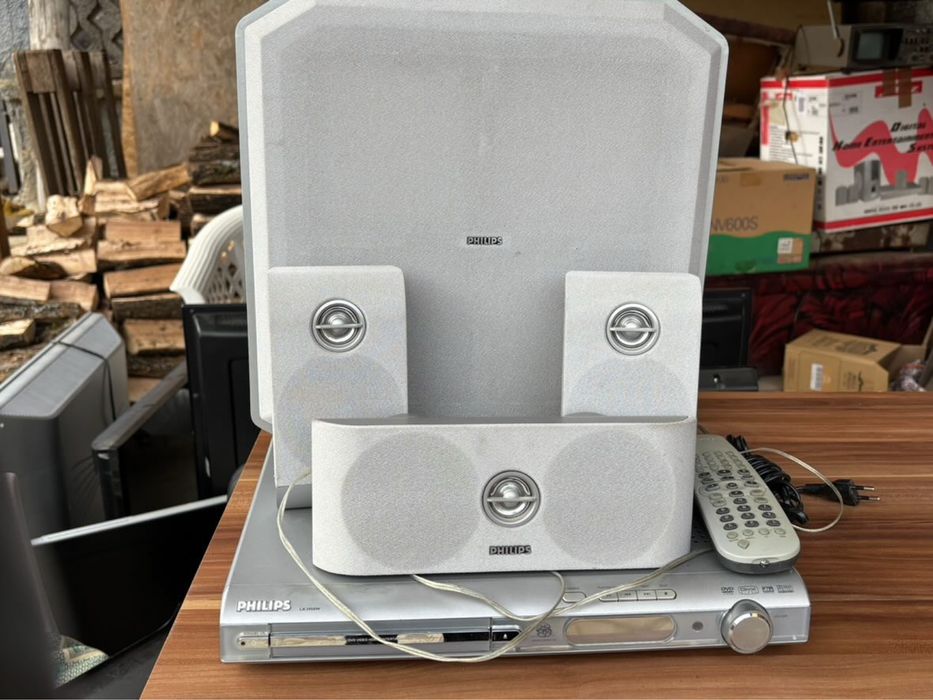 Продавам домашно кино Philips с DVD плейър и комплект тонколони.