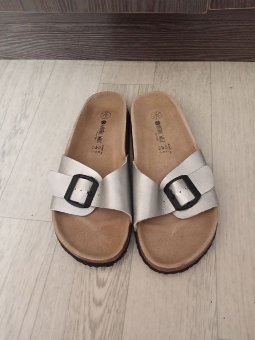 Женские шлепанцы.