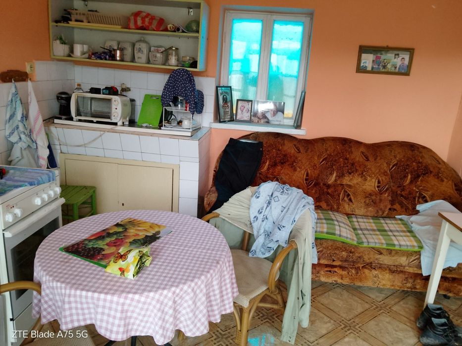 Тухлена къща със стопански постройки