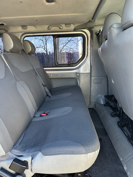 Vând  Opel vivaro 8+1  pasul lung