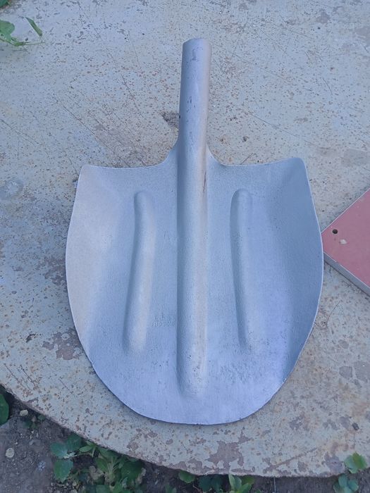 Продам лопаты большие.