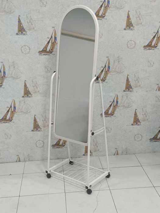Зеркало напольное на колёсиках