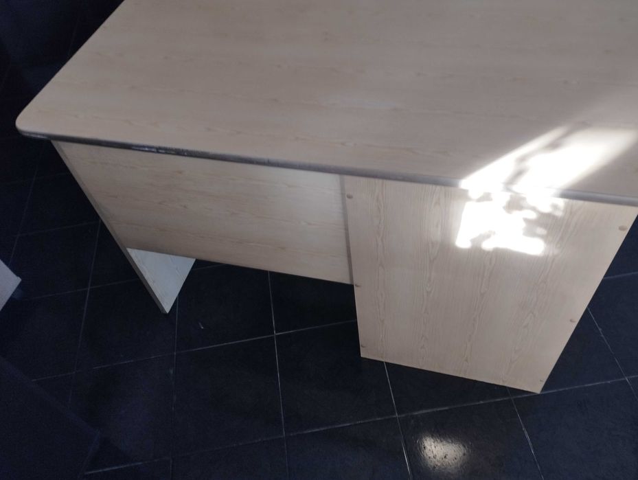 Продавам много запазено бюро