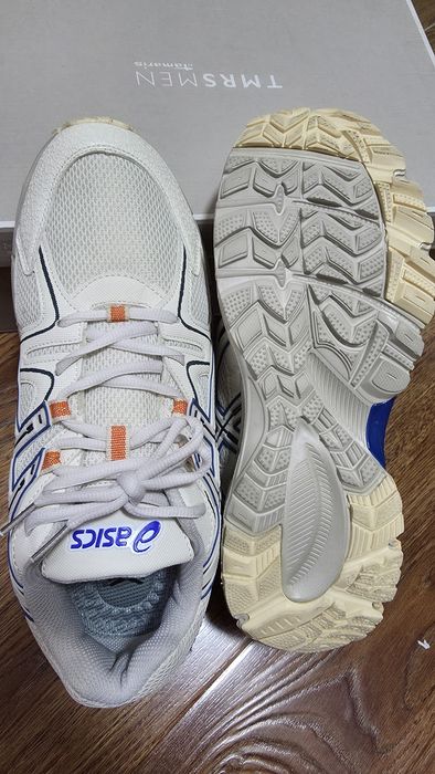 Кроссовки от мирового бренда "Asics"