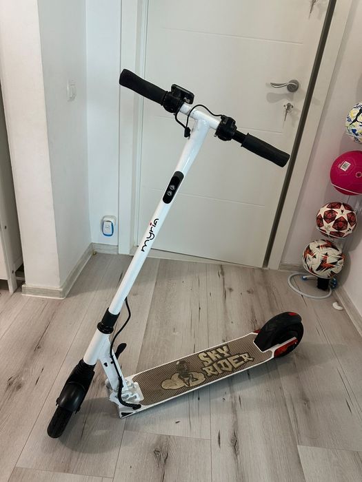 Vand piese de trotinete electrice și biciclete.