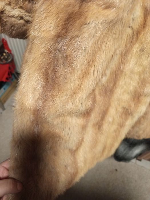 Vând haina blana naturala vizon,nuanță caramel.bust50/2,umeri51,superb