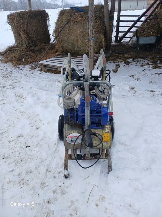 Vând aparat de muls vaci