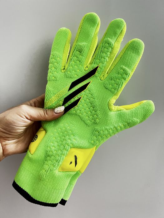 Продам вратарские перчатки