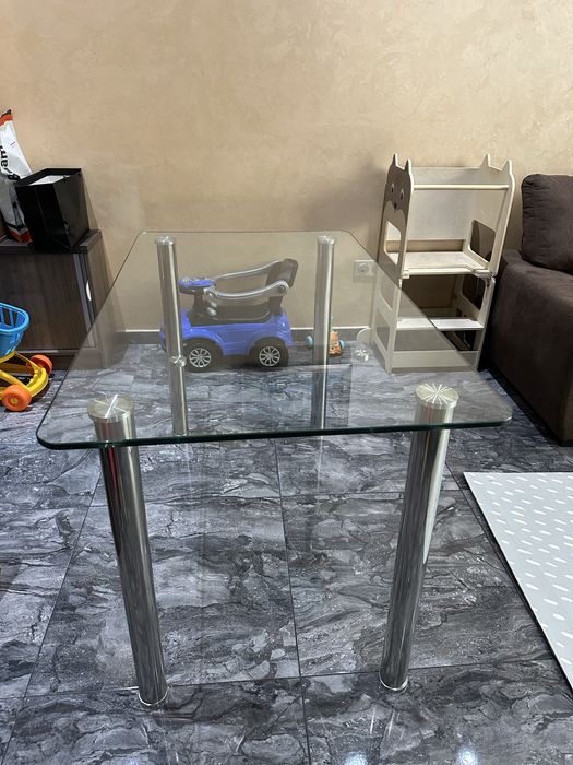 Стъклена маса с метални крака