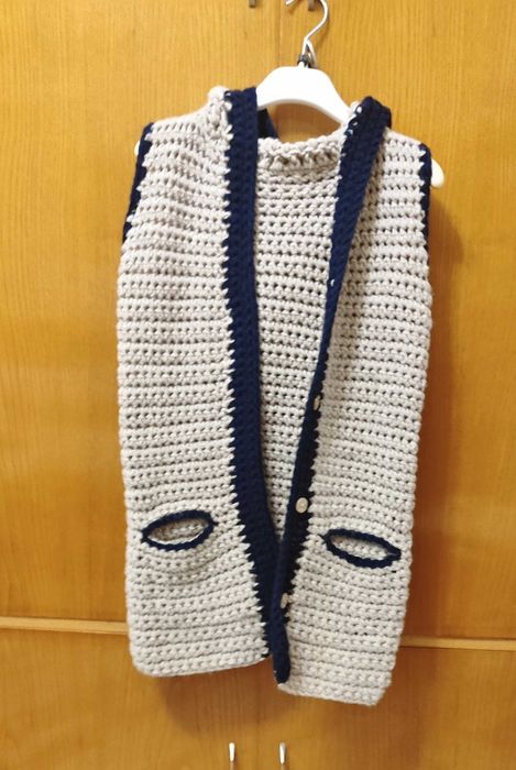Ръчно плетена жилетка с качулка