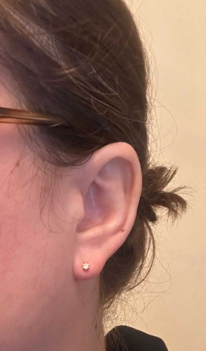 Pereche de cercei din aur, decorată cu diamante