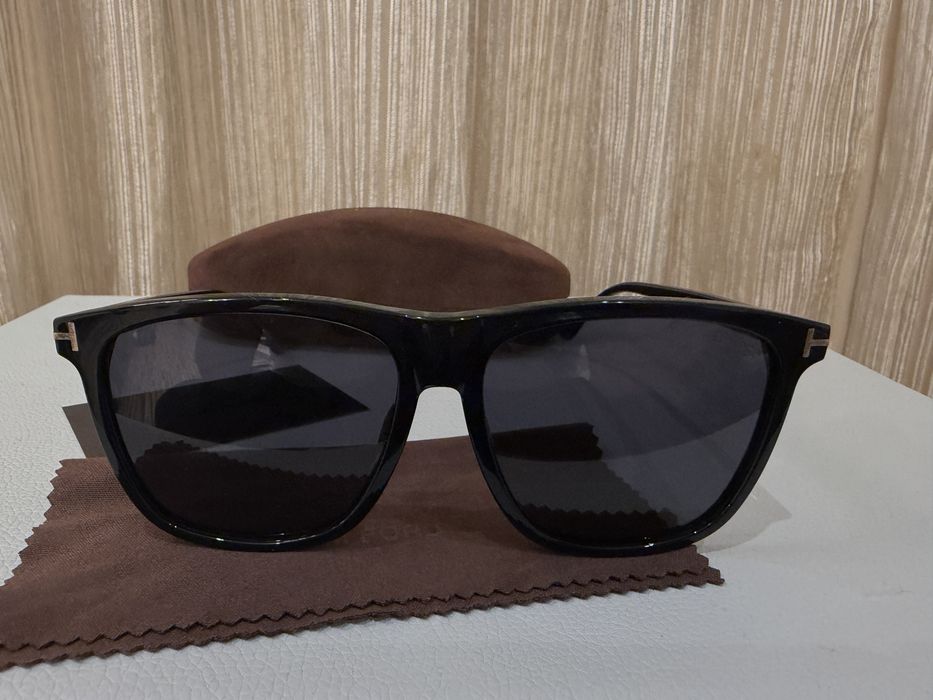 Чисто нови Tom Ford слънчеви очила с кутия и калъф