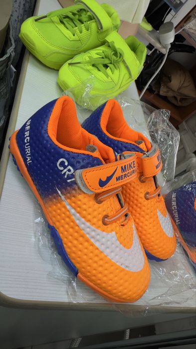 Продам новые детские кроссовки