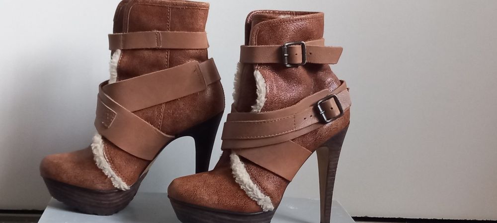 Ghete de firma îmblănite cu toc înalt