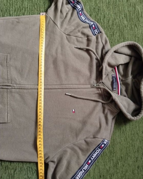 Vând hanorac de bărbați Tommy Hilfiger.