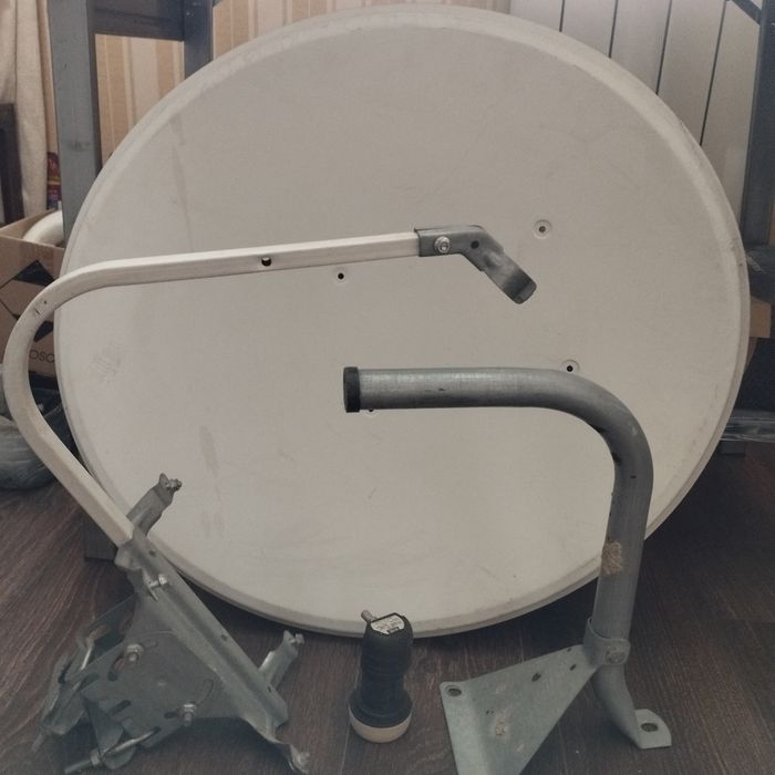 Тарелка спутникового телевидения