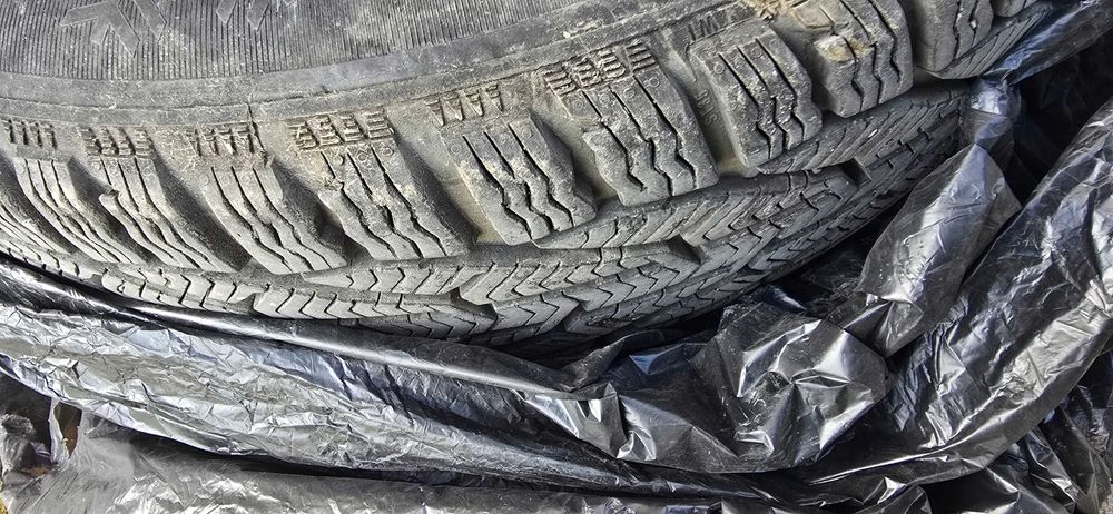 Продавам зимни гуми с железни джанти R15 - 4 броя