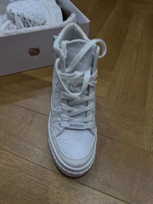 Продаю белые кроссовки guess на платформе 35 размер