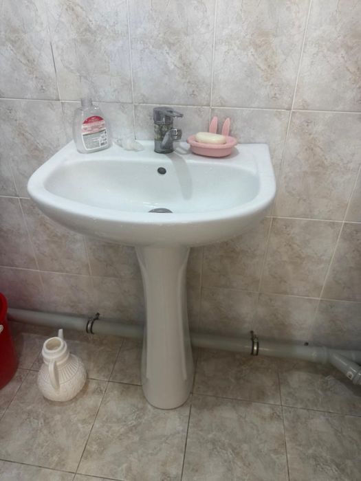 Унитаз, раковина для ванны