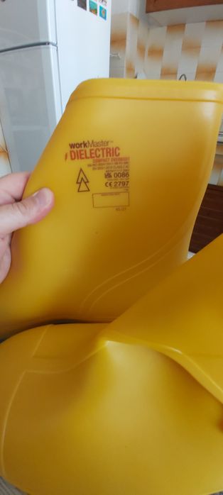 Диелектрични боти и ръкавици  до 20 кВКВ