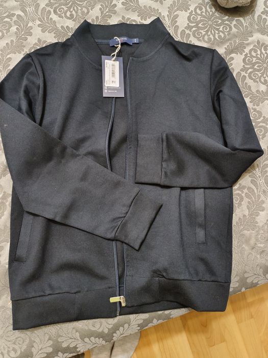 Продам бомбер (школьная кофта) новый