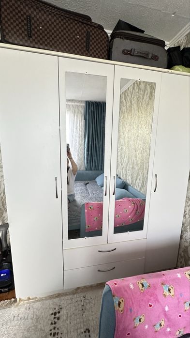 Шкаф с зеркалами продается