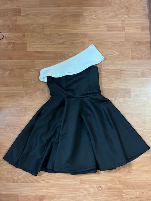 Черна рокля с паднал ръкав