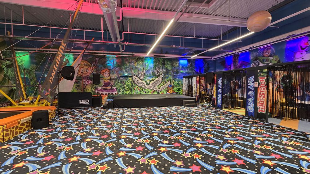 Dj-MC, scena, podium, ecran led, sonorizare, schela de lumini, glob