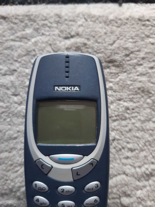 Телефон NOKIA 3310 с оригиналното си зарядно у-во