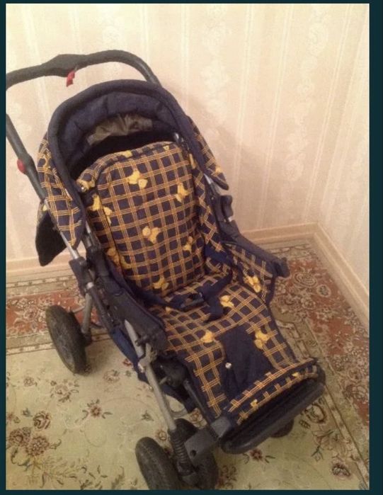 Продам коляску ( чехля полностью сьемные, можно стирать)