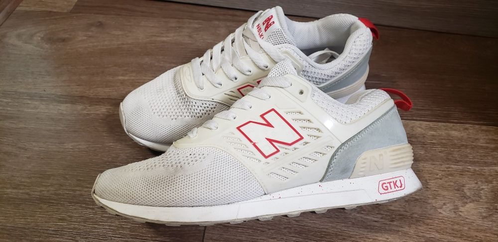 Белые легкие дышащие кроссовки.