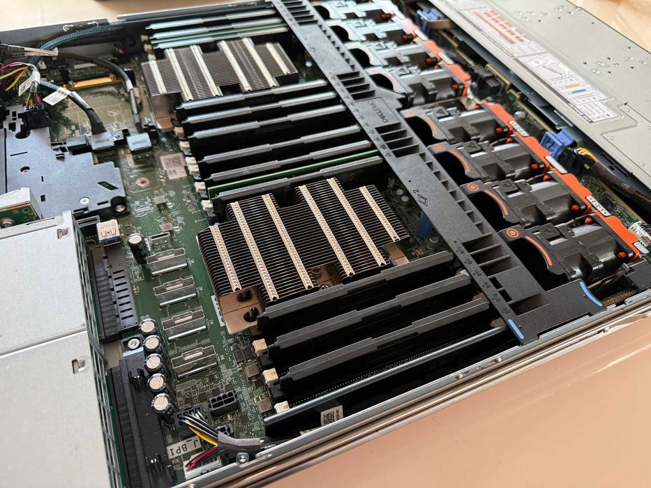 Server DELL PowerEdge R640: Intel Xeon 24C/48T, 32GB DDR4 ECC, RAID SATA S140, 4LFF+2SFF, iDRAC9 Enterprise [configurabil, factura, TVA]