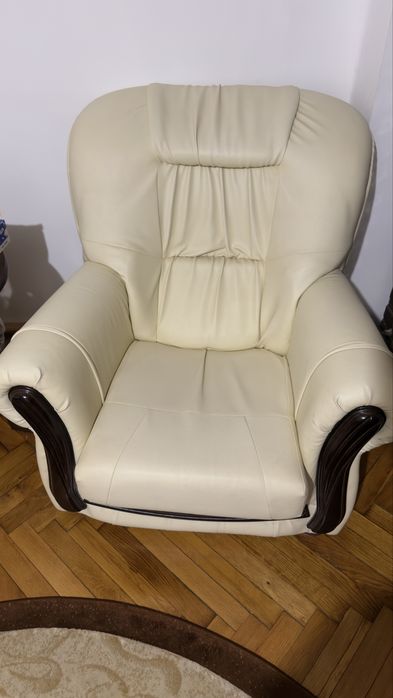 Vand canapea extensibila din piele si 2 fotolii in stare foarte buna