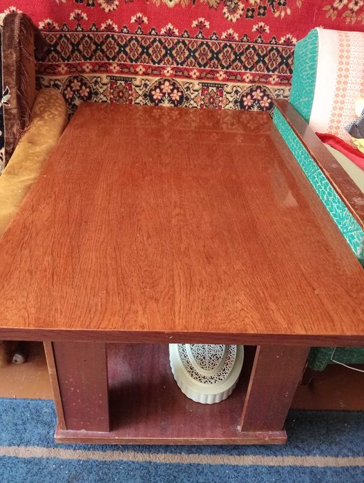 Стол журнальный полированный