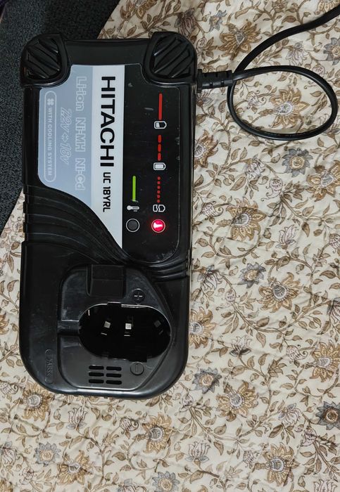 Vând încarcător acumulatori Hitachi UC18YRL 18V 3,5A bormasina, in stare foarte buna