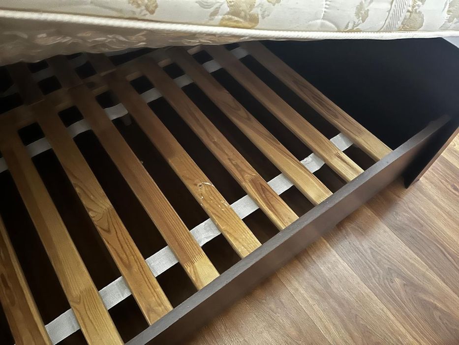 Продам двуспальную кровать