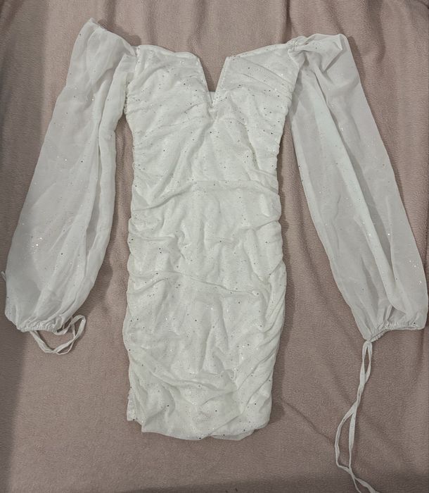 Бяла рокля с блестящи частици