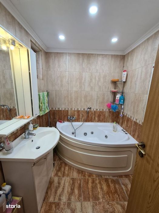 Vând apartament tipD cu 3 camere pe b-dul Nufărului vis a vis de Lotus